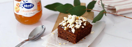 Brownie con mermelada de albaricoque y palomitas de maíz