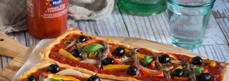 Coca de anchoas y olivas