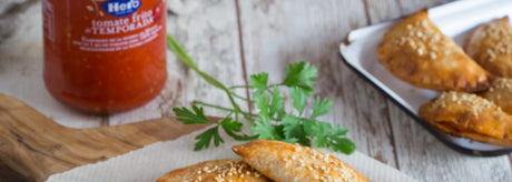 Empanadillas caseras con tomate frito de temporada