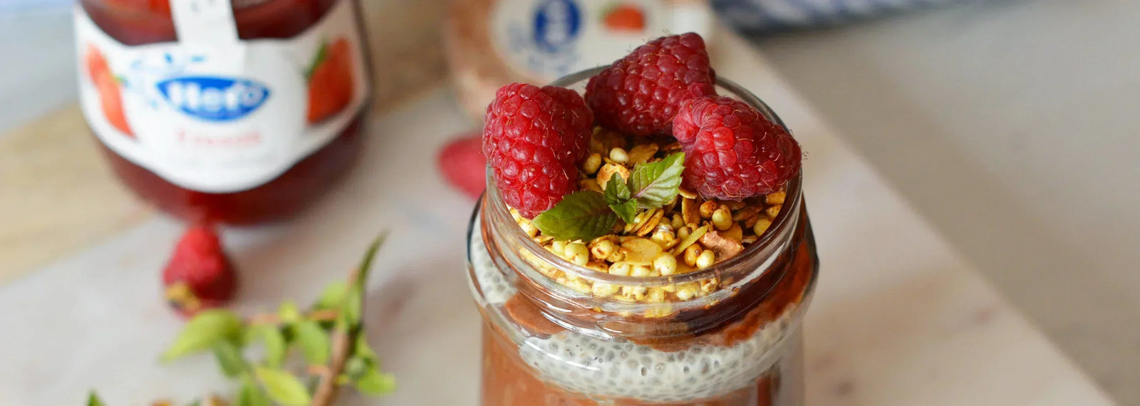 Pudding de chía y chocolate con confitura de fresas