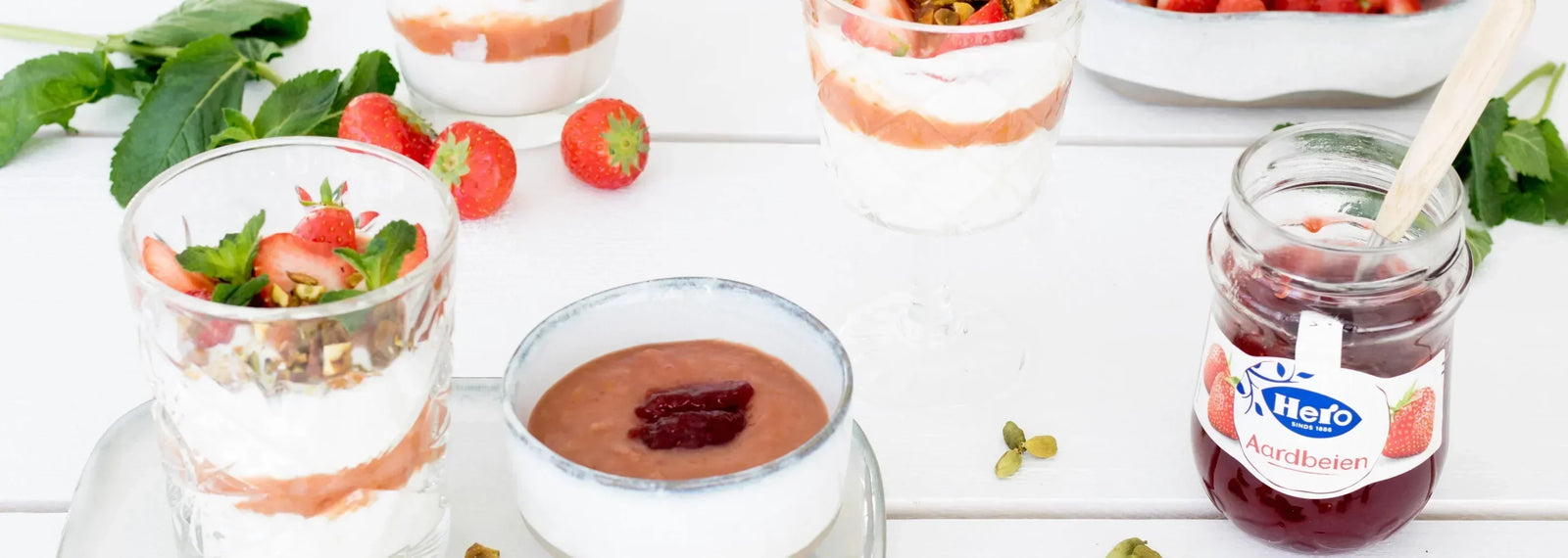 Yogur griego con compota de ruibarbo y fresa