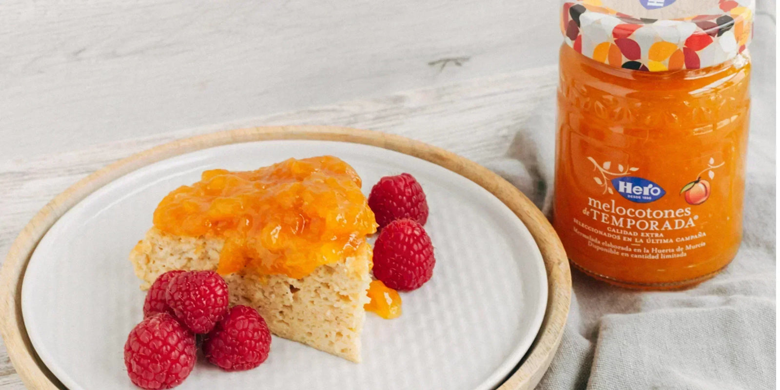 Bizcocho de yogur griego con mermelada de melocotones