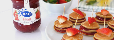 Mini pancakes de plátano con mermelada de fresas