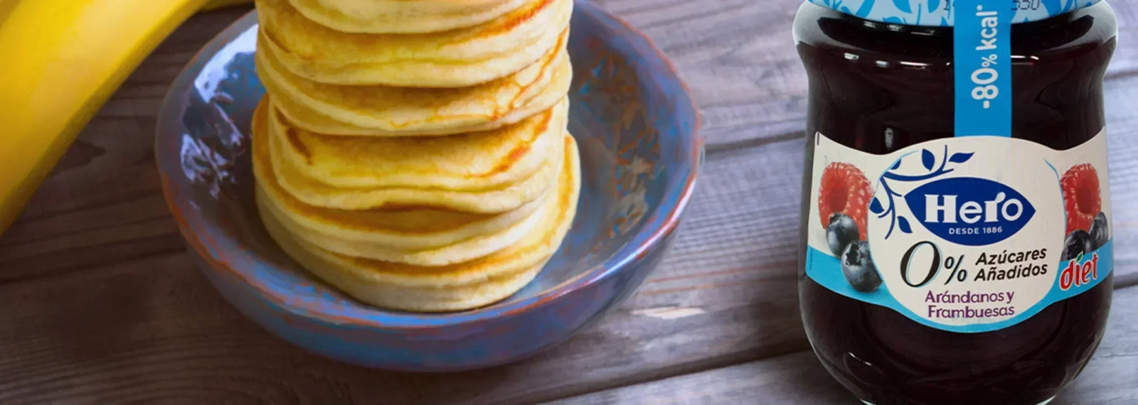Pancakes de avena y plátano con mermelada de arándano y frambuesa