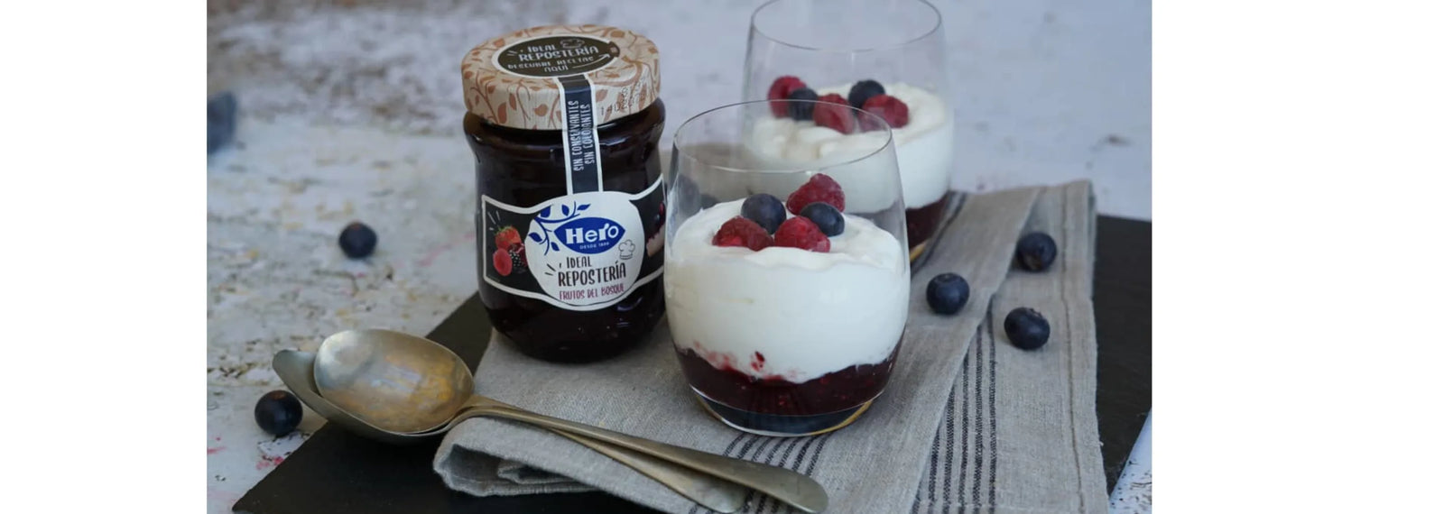 Vasito de tarta de queso con mermelada de temporada