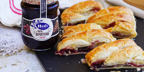 Trenza de hojaldre con mermelada de cerezas