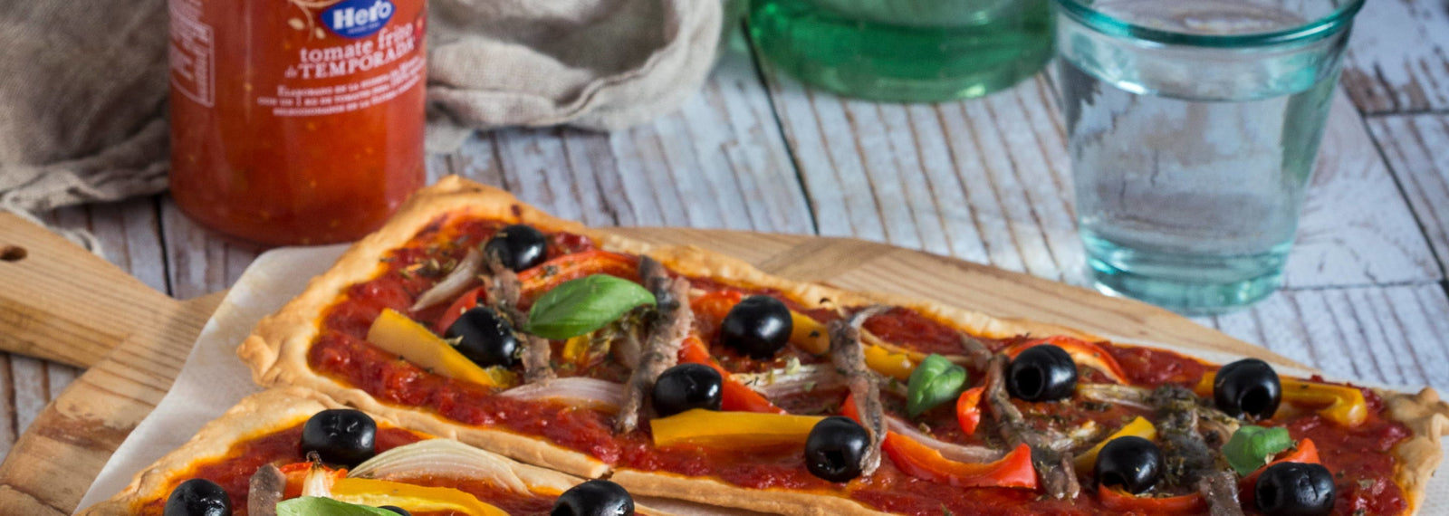 Coca de anchoas y olivas
