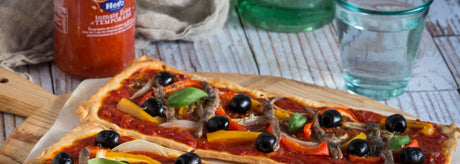 Coca de anchoas y olivas