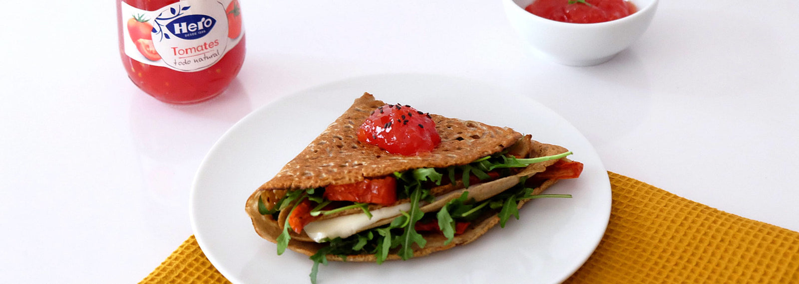 Crepes de sarraceno con queso de cabra, rúcula y confitura de tomates
