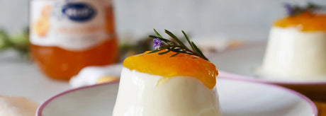 Pannacota de romero con confitura de albaricoque