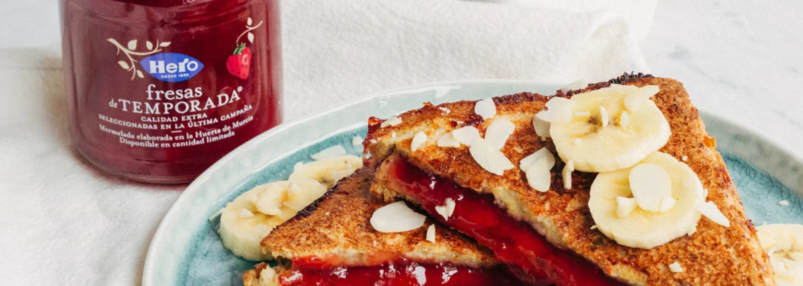 Tostada francesa con mermelada de fresas
